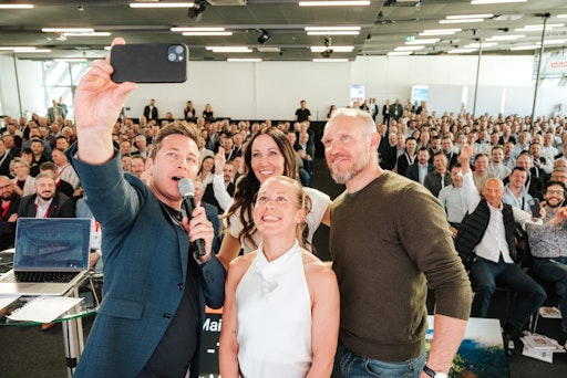 Vorschau Bild von Von rechts: Sportikone Hermann Maier und Marathonläuferin Julia
Mayer, die ORF-Sportkommentator:innen Karina Toth und Lukas
Schweighofer.