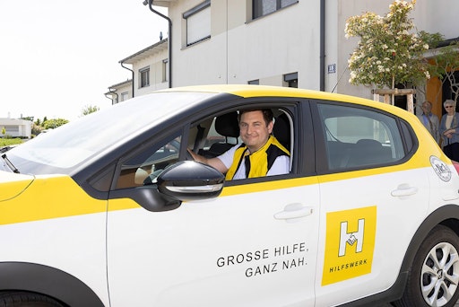 Neben den hauptberuflichen Mitarbeiter*innen engagieren sich
**555 Ehrenamtliche, Funktionär*innen und Freiwillige für das
Hilfswerk Salzburg.