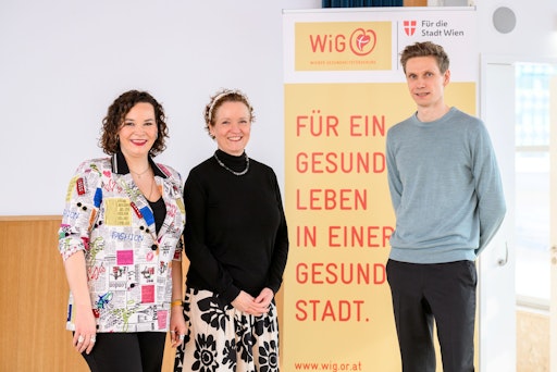  v.l.n.r.: Dr.in Yvonne Prinzellner (Public-Health-Forscherin,
Gender, Medien und Frauengesundheit), Mag.a Kristina Hametner
(Leiterin des Büros für Frauengesundheit) und Matthias Hümmelink, BA
MPH, (Mitglied der Geschäftsleitung - WiG) eröffneten die
Veranstaltung „Gesundheitsförderung im Gespräch“ im Dachsaal der
Urania.