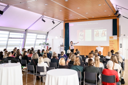 Vorschau Bild von Die Teilnehmer*innen des Vortrags „Frauengesundheit im digitalen
Zeitalter - Empowerment oder Disempowerment durch Social Media?“
beteiligten sich rege bei der an den Vortrag anschließenden
Diskussion.