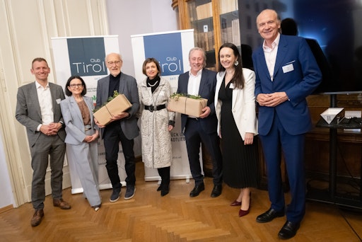 Vorschau Bild von v.l.: Martin Resel (A1 Telekom), Sigrid Neureiter (Dr.
Neureiter-PR), Johannes Kinzl, Club Tirol-Vizepräsidentin Renate
Danler (Renate Danler Consulting), Organisator Anton Luchner
(Medperion GmbH), Martina Scheiber (HR-SCOPE) und Peter Kunz (Kunz
Wallentin Rechtsanwälte).