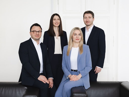  Mit vier neuen Partner:innen läutet Schramm Öhler das
Jubiläumsjahr 2026 zum 30. Geburtstag der Kanzlei ein: Neue
Partner:innen sind Mag. Leo Haslhofer, Mag. Jacqueline Guger, Mag.
Sabrina Glechner und Mag. David Melingo (von links nach rechts).