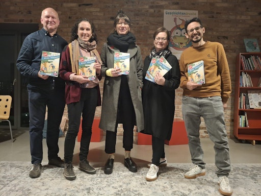  Die Autor*innen und Gestalter*innen präsentieren "Mein
klimaaktiv-Buch" in der BücherBühne in Wien.