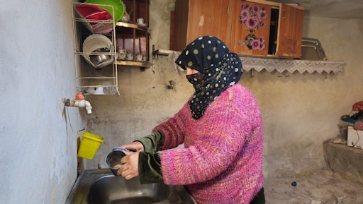 Yasmin, 41, ist Erntehelferin. Doch wegen der Dürre gab es
zuletzt nur wenig Arbeit auf den Feldern. CARE unterstützt Yasmin
mit Bargeldhilfe, finanziert durch die Europäische Union,