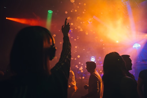 Vorschau Bild von Feiernde Menschen bei einer Silent Disco.
