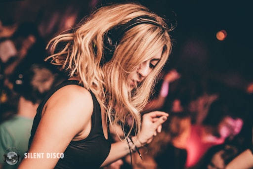 Vorschau Bild von Closeup feiernde Person bei Silent Disco.