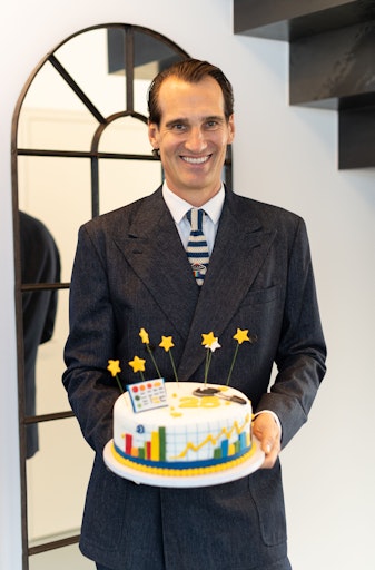 Vorschau Bild von Marketagent-Founder Thomas Schwabl freut sich über das
25-Jahr-Jubiläum seines Unternehmens