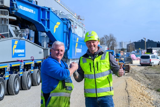 Teamarbeit beim Trafotransport in das UW Pichling: Karl
Dobermaier (Felbermayr) & Jürgen Pilgerstorfer (APG-Projektleiter
Umspannwerke)
