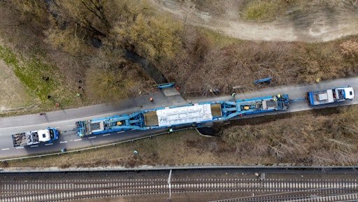 Vorschau Bild von Topshot: Der 76 Meter lange Trafotransport in das Umspannwerk
Pichling bei der Überfahrt des Fly Overs über die Tagerbachbrücke.