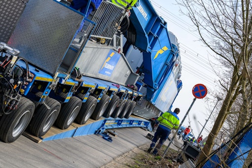 Vorschau Bild von Im Schritttempo fährt der Trafotransport über den temporär
eingerichteten Fly Over, um die Tagerbachbrücke überqueren zu
können.