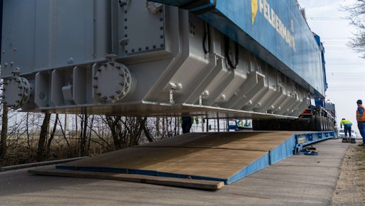 Vorschau Bild von Bei der Überfahrt über den Fly Over ist wenig Spielraum und
höchste Konzentration gefragt.