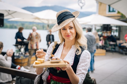 Eine kulinarische Entdeckungsreise durch den Ortskern von St.
Wolfgang mit einem 5-Gänge-Menü – Gang für Gang serviert in mehreren
Betrieben.