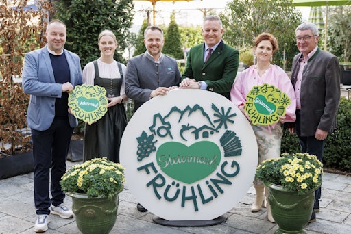  Von links: Daniel Berchthaller (GF Reiteralm Bergbahnen),
Isabella Painhapp (GF Erlebnisregion Murtal), Michael Feiertag (GF
STG), Landeshauptmann Mario Kunasek, Susanne Haubenhofer (GF
Erlebnisregion Graz) Josef Rieberer (geschäftsführender Vorstand
Brauerei Murau)