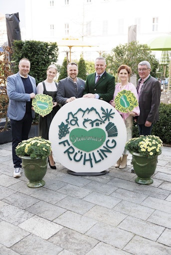 Vorschau Bild von Von links: Daniel Berchthaller (GF Reiteralm Bergbahnen),
Isabella Painhapp (GF Erlebnisregion Murtal), Michael Feiertag (GF
STG), Landeshauptmann Mario Kunasek, Susanne Haubenhofer (GF
Erlebnisregion Graz) Josef Rieberer (geschäftsführender Vorstand
Brauerei Murau)