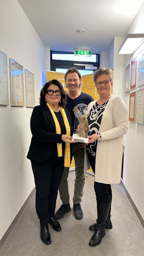  Hilfswerk Kärnten-Präsidentin Elisabeth Scheucher-Pichler,
Akademie-Leiter Christian Havelka und WK-Vizepräsidentin Astrid
Legner bei der Übergabe des Landespreises