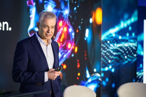 Keynote auf der Tec-Night „KI verändert alles – außer die Physik:
Die neue Disruption im Automobilsektor“. Dr. Nikolai Ardey,
Executive Director, Volkswagen Group Innovation