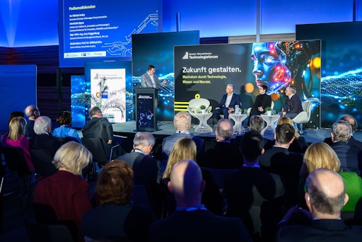 Vorschau Bild von Diskussion zu den Chancen, Potenzialen und Risiken der KI in der
Industrie beim 9. Deutsch-Österreichisches Technologieforum 2026 in
Wien. Podiumsrunde (v.l.n.r.) Dr. Nikolai Ardey, Executive Director,
Volkswagen Group Innovation | Henriette Spyra, Leiterin der Sektion
III „Innovation und Technologie“, Bundesministerium für Innovation,
Mobilität und Infrastruktur | Dipl.-Wirt.-Ing. Jens Poggenburg,
Executive Partner for Management Board, AVL List Moderation durch
die Diskussion: Prof. Dr. Wilfried Sihn, Senior Advisor, Fraunhofer
Austria