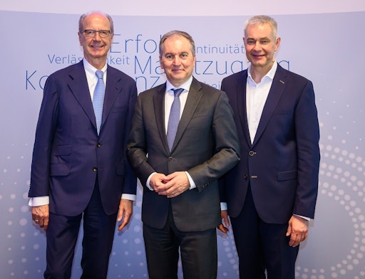 Vorschau Bild von 9. Deutsch-Österreichisches Technologieforum 2026 in Wien
(v.l.n.r.) Hans Dieter Pötsch, Präsident der Deutschen Handelskammer
in Österreich | Vito Cecere, Deutscher Botschafter in Österreich |
Nikolai Ardey, Executive Director, Volkswagen Group Innovation