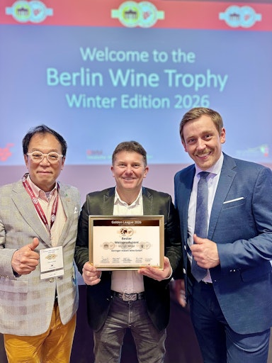 Vorschau Bild von Ein besonderer Moment: Die offizielle Urkundenüberreichung zum
Gesamtsieg der Golden League. Nach Top-Platzierungen beim Asia Wine
Trophy, dem Portugal Wine Trophy und dem Berliner Wine Trophy durfte
ich die Auszeichnung zum internationalen Champion bzw. zum Besten
Weinproduzenten in der Kategorie bis 100 ha entgegennehmen.