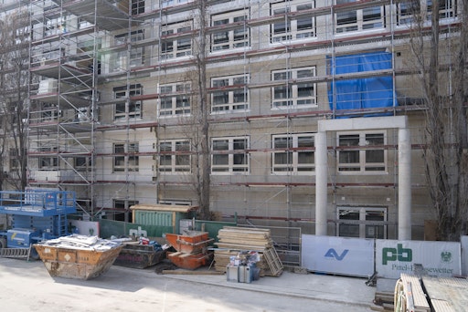 Vorschau Bild von Mit dem 95. Modul hat das neue Spitalsgebäude am Traumazentrum
Wien-Brigittenau seine finale Größe erreicht. Im Vordergrund
(rechts) ist bereits das Portal für die künftige Verbindungsbrücke
zum Bestandsgebäude zu sehen.