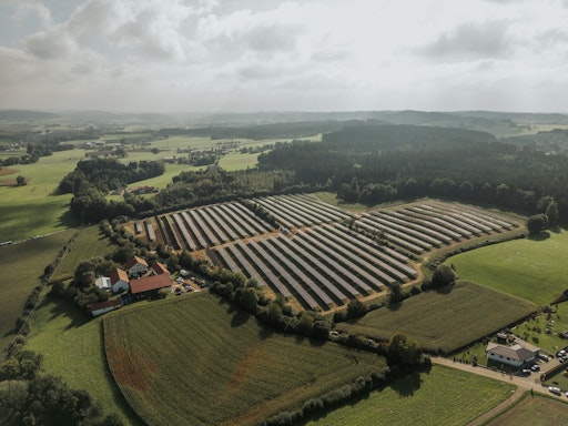 Vorschau Bild von Drohnenaufnahme der 2025 inbetriebgenommenen Agri-PV-Anlage in
St. Veit/Innkreis