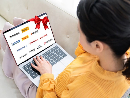 Vorschau Bild von Dame mit Notebook und Screen mit Reifenlogos