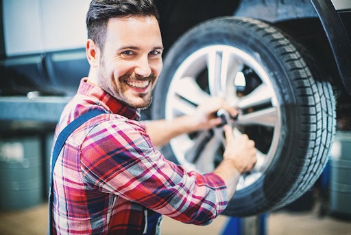 Vorschau Bild von Mechaniker montiert Reifen