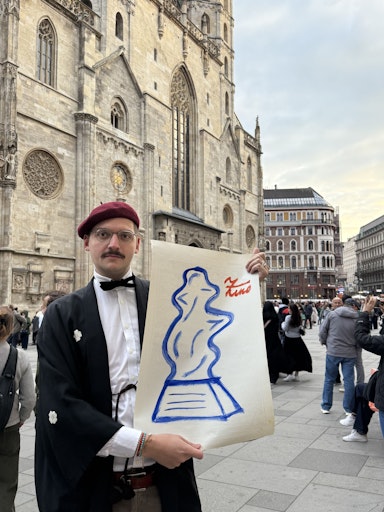  Zino Weinstein bei der Unterschriftenaktion am Stephansplatz mit
gemaltem Entwurf der Corona-Säule
