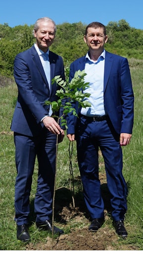  „TÜV AUSTRIA Wälder der Zukunft“: die international tätige
österreichische Unternehmensgruppe setzt seit 2024 ein starkes
Zeichen für Klimaschutz und gesellschaftliche Verantwortung. In
Rumänien, einem wichtigen Kernmarkt des TÜV AUSTRIA in Europa,
entstanden die ersten unternehmenseigenen Wälder: Dr. Stefan Haas
(l), CEO TÜV AUSTRIA Group, Dr. Doru Fulga, Managing Director TÜV
AUSTRIA Romania.