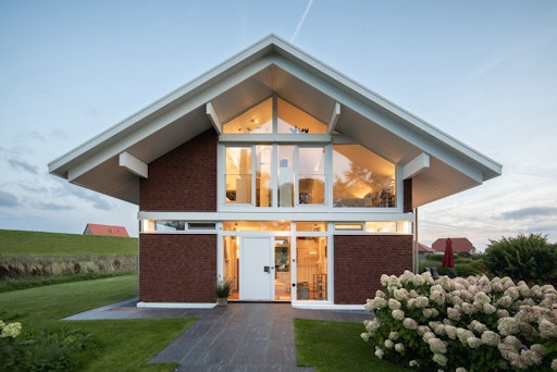 Dass sich das baukulturelle Erbe auch bestens mit Holz und Glas
verträgt, beweist das moderne HUF Haus MODUM, das sich mit weißem
Fachwerk und großen Glasfronten harmonisch in die norddeutsche
Landschaft einfügt. Statt Putz schmücken rotbraune Klinkerriemchen
die geschlossenen Wandfelder - eine charaktervolle Klinkerfassade
für ein modernes Holzhaus. / Die Verwendung dieses Bildes für
redaktionelle Zwecke ist unter Beachtung aller mitgeteilten
Nutzungsbedingungen zulässig und dann auch honorarfrei.
Veröffentlichung ausschließlich mit Bildrechte-Hinweis. // Weiterer
Text über ots und www.presseportal.de/nr/77085