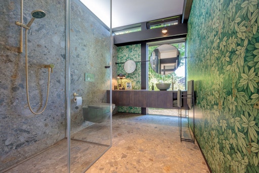 Vorschau Bild von Die Wandgestaltung prägt die emotionale Wirkung eines Raums und
kann - je nach Auswahl - zu einer ruhigen Atmosphäre beitragen oder
vitalisierend wirken, wie in diesem Gästebad mit Designtapete im
Blätter-Look. / Die Verwendung dieses Bildes für redaktionelle
Zwecke ist unter Beachtung aller mitgeteilten Nutzungsbedingungen
zulässig und dann auch honorarfrei. Veröffentlichung ausschließlich
mit Bildrechte-Hinweis. // Weiterer Text über ots und
www.presseportal.de/nr/77085