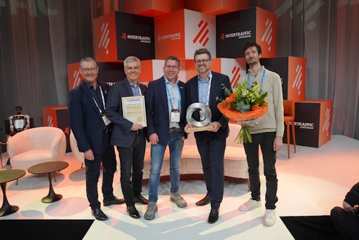 Vorschau Bild von Handschlag für eine 21-km-Teststrecke in Brasilien mit dem
privaten Autobahnkonzessionär WAY BRASIL – nur Stunden nach der
Preisverleihung.