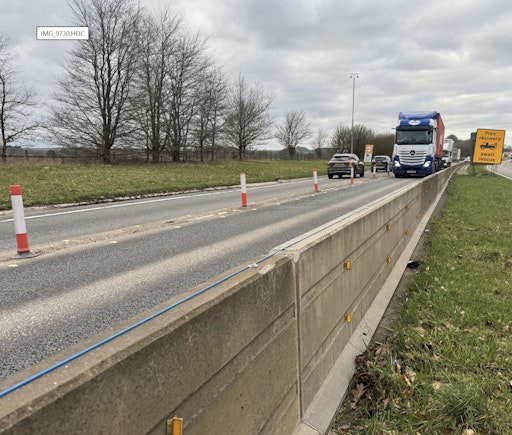 Vorschau Bild von Auf mehreren Kilometern wurde der Glasfasersensor direkt im
Asphalt und streckenweise auf einer temporären Baustellenabsicherung
installiert und in das lokale Verkehrsmanagement eingebunden.