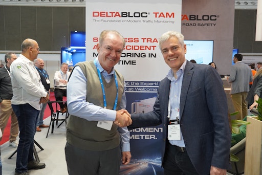 Vorschau Bild von Handschlag für eine 21-km-Teststrecke in Brasilien mit dem
privaten Autobahnkonzessionär WAY BRASIL – nur Stunden nach der
Preisverleihung.