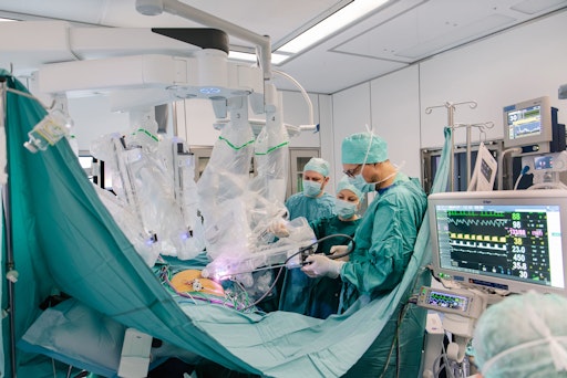 Vorschau Bild von OÄ Dr.in Michaela Lechner mit ihrem OP-Team bei einem robotischen
Eingriff bei einem Darmvorfall.