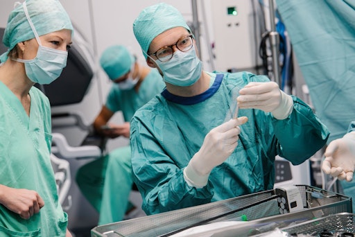 Vorschau Bild von Das Netz für die chirurgische Behandlung des Darmvorfalls wird
durch das OP-Team angepasst. OÄ Dr.in Michaela Lechner begutachtet
es.