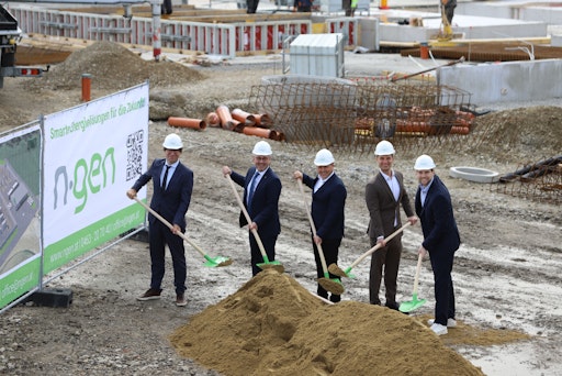 Vorschau Bild von Die ersten Fundamente sind bereits gegossen beim Spatenstich zu
einer Europas größten, systemdienlichen Energiespeicheranlagen.