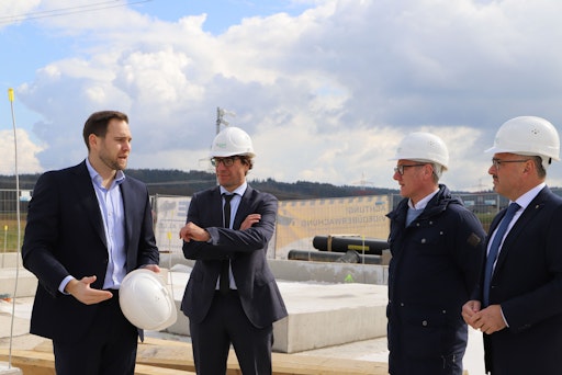 Vorschau Bild von NGEN CCO Matija Dolinar gab den Ehrengästen einen kurzen
Überblick und führte durch die Anlage.
