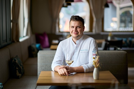 Sebastian Leutgeb, Gourmetrestaurant Paula in St. Wolfgang am
Wolfgangsee im Salzkammergut erneut mit einem Michelin Stern
ausgezeichnet.