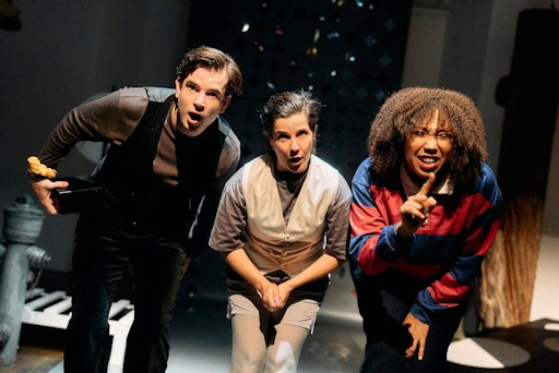  Auf dem Foto sind drei Personen zu sehen. Sie neigen sich zur
Kamera / zum Publikum. Sie sind die Schauspieler*innen der
Produktion WIMMELN, die im DSCHUNGEL WIEN gezeigt wird.