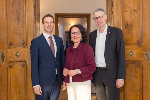 Vorschau Bild von Christian Neureiter, Leiter des Josef Ressel Centre for
Dependable System-of-Systems Engineering, Daniela Gutschi,
Landesrätin, und Dominik Engel, FH-Rektor, anlässlich des
feierlichen Projektabschlusses nach fünf Jahren exzellenter
Forschungsarbeit an der FH Salzburg.