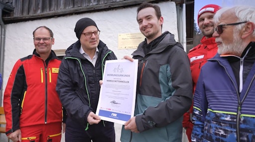 Vorschau Bild von Übergabe der Urkunde zur offiziellen Widmung der Mobilfunkstation
an Markus Mittermüller.