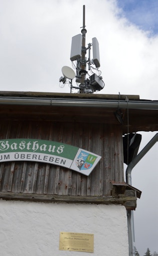 Vorschau Bild von Die Mobilfunkstation auf dem Dach des "Gasthaus zum Überleben"
trägt nun offiziell den NAmen von Lebensretter Markus Mittermüller.
Die Tafel erinnert an den Vorfall am 10. Dezember 2024