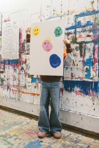 Vorschau Bild von Kind mit selbstgemaltem Bild