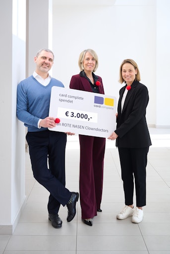 Vorschau Bild von v.l.n.r. Andriy Pronchenko (CEO card complete), Petra Schmidt
(Vorstandsmitglied card complete), Catharina Brand (Corporate
Fundraising & Kooperationen ROTE NASEN Clowndoctors)