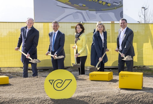 Offizieler Spatenstich (v.l.): Walter Oblin, Generaldirektor,
Österreichische Post AG, Wolfgang Hattmannsdorfer, Bundesminister
für Wirtschaft, Energie und Tourismus, Karoline Edtstadler,
Landeshauptfrau von Salzburg, Barbara Potisk-Eibensteiner,
Finanzvorständin, Österreichische Post AG, und Peter Umundum,
Generaldirektor-Stellvertreter, Vorstand für Paket & Logistik,
Österreichische Post AG
