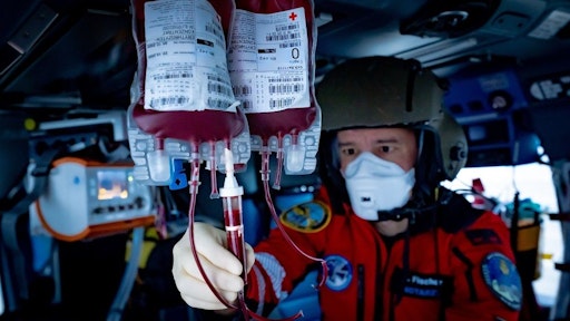 Blut an Bord: So können Schwerverletzte mit massivem Blutverlust
bereits an der Einsatzstelle mit Blut versorgt und die Blutgerinnung
kann frühzeitig unterstützt werden. Auf der Airmed 2026 tauschen
Expertinnen und Experten die neuesten Erkenntnisse zu Blutprodukten
in HEMS aus. // Weiterer Text über ots und
www.presseportal.de/nr/122834 / Die Verwendung dieses Bildes für
redaktionelle Zwecke ist unter Beachtung aller mitgeteilten
Nutzungsbedingungen zulässig und dann auch honorarfrei.
Veröffentlichung ausschließlich mit Bildrechte-Hinweis.