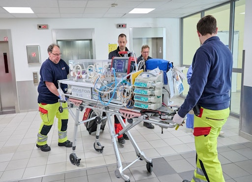 Vorschau Bild von Baby in Not: In Vorträgen und Workshops geht es beim AirMed World
Congress in München unter anderem um die neuesten Erkenntnisse in
der Kindernotfallmedizin. // Weiterer Text über ots und
www.presseportal.de/nr/122834 / Die Verwendung dieses Bildes für
redaktionelle Zwecke ist unter Beachtung aller mitgeteilten
Nutzungsbedingungen zulässig und dann auch honorarfrei.
Veröffentlichung ausschließlich mit Bildrechte-Hinweis.