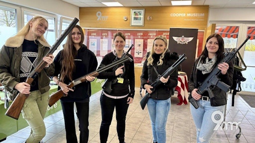  Fünf Schützinnen des Vereins SV 9mm präsentieren im Rahmen des
„Ladies Day“ verschiedene Sport- und Trainingswaffen. Die
Veranstaltung stand im Zeichen von Austausch, Einstiegsmöglichkeiten
und der wachsenden Bedeutung von Frauen im Schießsport.