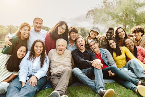 Vorschau Bild von A multigenerational group relaxing and having fun in a public
park, illustrating how good oral health supports well-being and
quality of life at every age. Photo credit: iStock/Alessandro
Biascioli // Weiterer Text über ots und
www.presseportal.ch/de/nr/100059860 / Die Verwendung dieses Bildes
für redaktionelle Zwecke ist unter Beachtung aller mitgeteilten
Nutzungsbedingungen zulässig und dann auch honorarfrei.
Veröffentlichung ausschließlich mit Bildrechte-Hinweis.